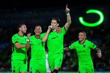 Santiago Ormeño celebra su primer