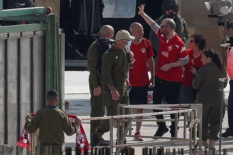 El israelí-argentino Iair Horn, un rehén liberado que estaba retenido en Gaza desde el mortal ataque del 7 de octubre de 2023, como parte de un alto el fuego y un acuerdo de intercambio de rehenes por prisioneros entre Hamas e Israel, saluda mientras abandona un helicóptero en el Centro Médico Sourasky (Ichilov) en Tel Aviv, Israel, el 15 de febrero de 2025. REUTERS/Ronen Zvulun