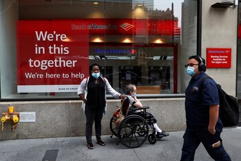 Gente con máscaras faciales en las calles de Manhattan, Nueva yor, Estados Unidos. REUTERS/Shannon Stapleton