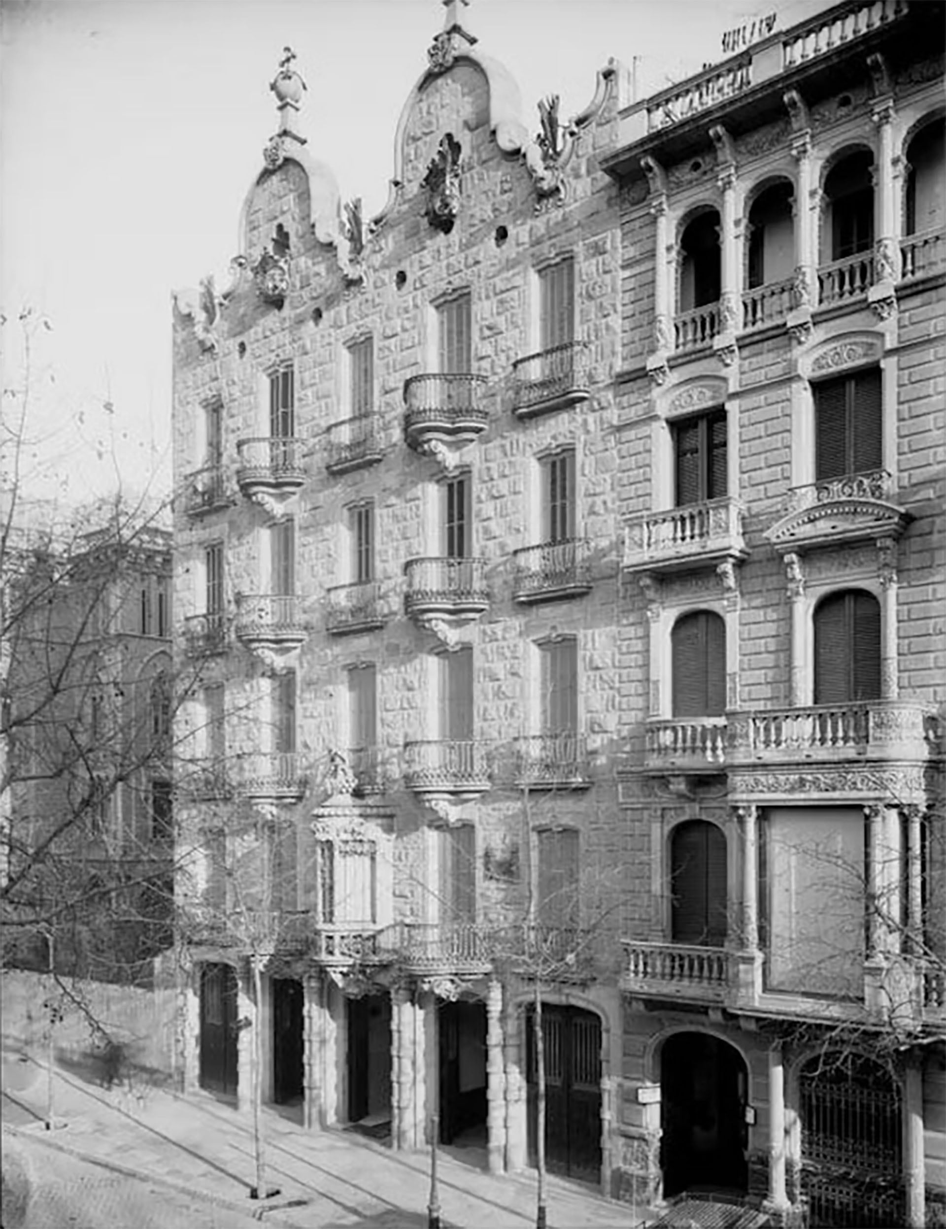 Fachada de la Casa Calvet, entre 1885 y 1927 (Memòria Digital de Catalunya/Wikimedia Commons)
