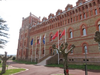 Universidad Pontificia De Comillas. (Europa
