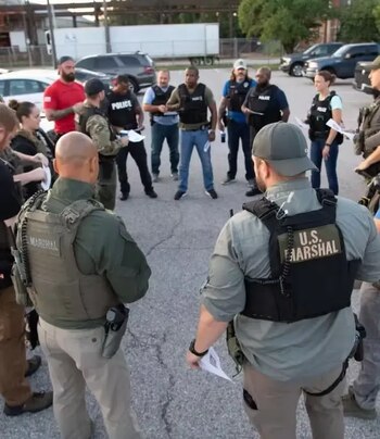Agentes del U.S. Marshals Service y fuerzas locales coordinan un operativo en el marco de la investigación interestatal que culminó con la detención del acusado en Newark.