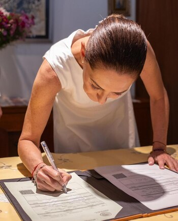 Sheinbaum compartió imágenes firmando su