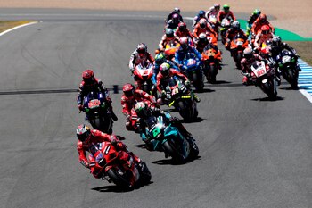 La empresa organizadora del campeonato del mundo, la español Dorna Sports, ha ampliado su asociación con la marca Monster Energy con un nuevo acuerdo plurianual por el que seguirá siendo el patrocinador principal de los Grandes Premios de Cataluña e Inglaterra, además de seguir presente en otras citas. EFE/Julio Muñoz/Archivo