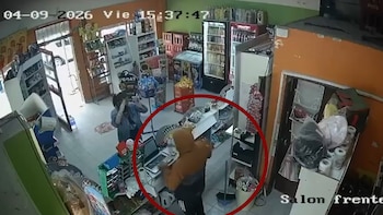 Asaltó un kiosco, encerró a la empleada en el baño y se puso a atender el negocio