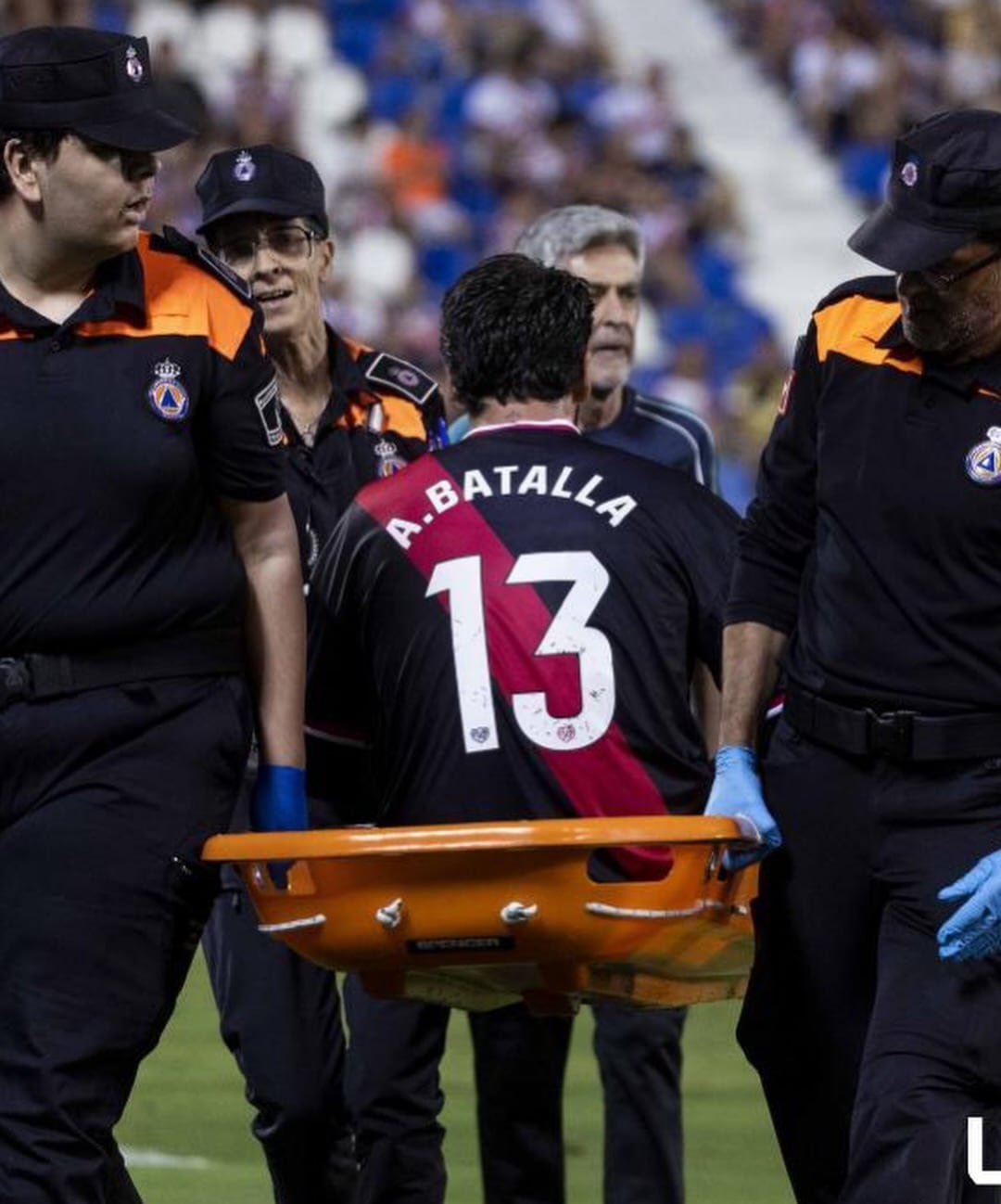El arquero argentino sufrió una lesión en la tibia que representa una inactividad de tres a seis meses (@abatallaok)