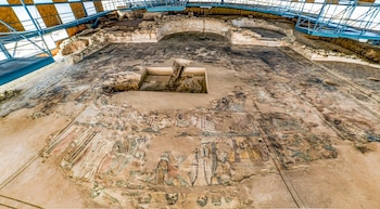 Sala Triabsidada, con la vista general de los paneles figurativos en la villa romana de Noheda. (Castilla-La Mancha Turismo)