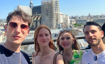 María junto a sus tres