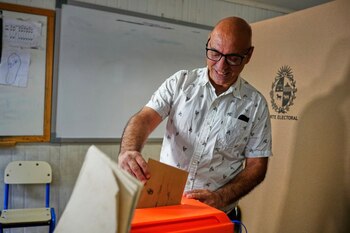 El presidente del PIT-CNT de Uruguay, Marcelo Abdala, al votar en las elecciones nacionales (@MarceAbdalaCNT)