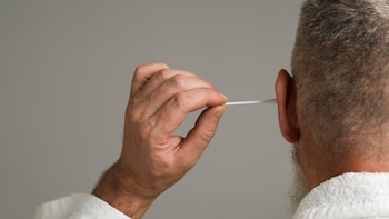 Usar bastoncillos de algodón para limpiarse los oídos puede dañar la salud auditiva