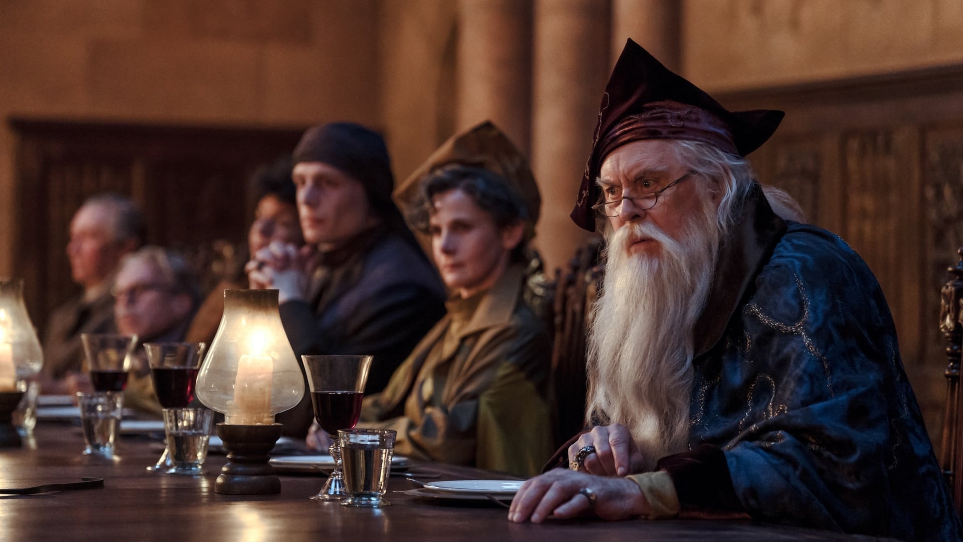 John Lithgow se suma al elenco en el papel de Albus Dumbledore. (HBO Max)