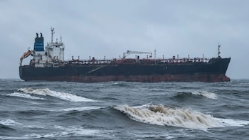 India mantiene bajo vigilancia un petrolero con bandera nicaragüense investigado por contrabando de crudo tras encallar frente a Mumbai