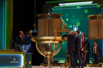 Varios operarios ultiman los detalles