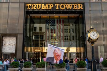 Una bandera con la imagen de Donald Trump es colocada en la Torre Trump (REUTERS/David 'Dee' Delgado/archivo)