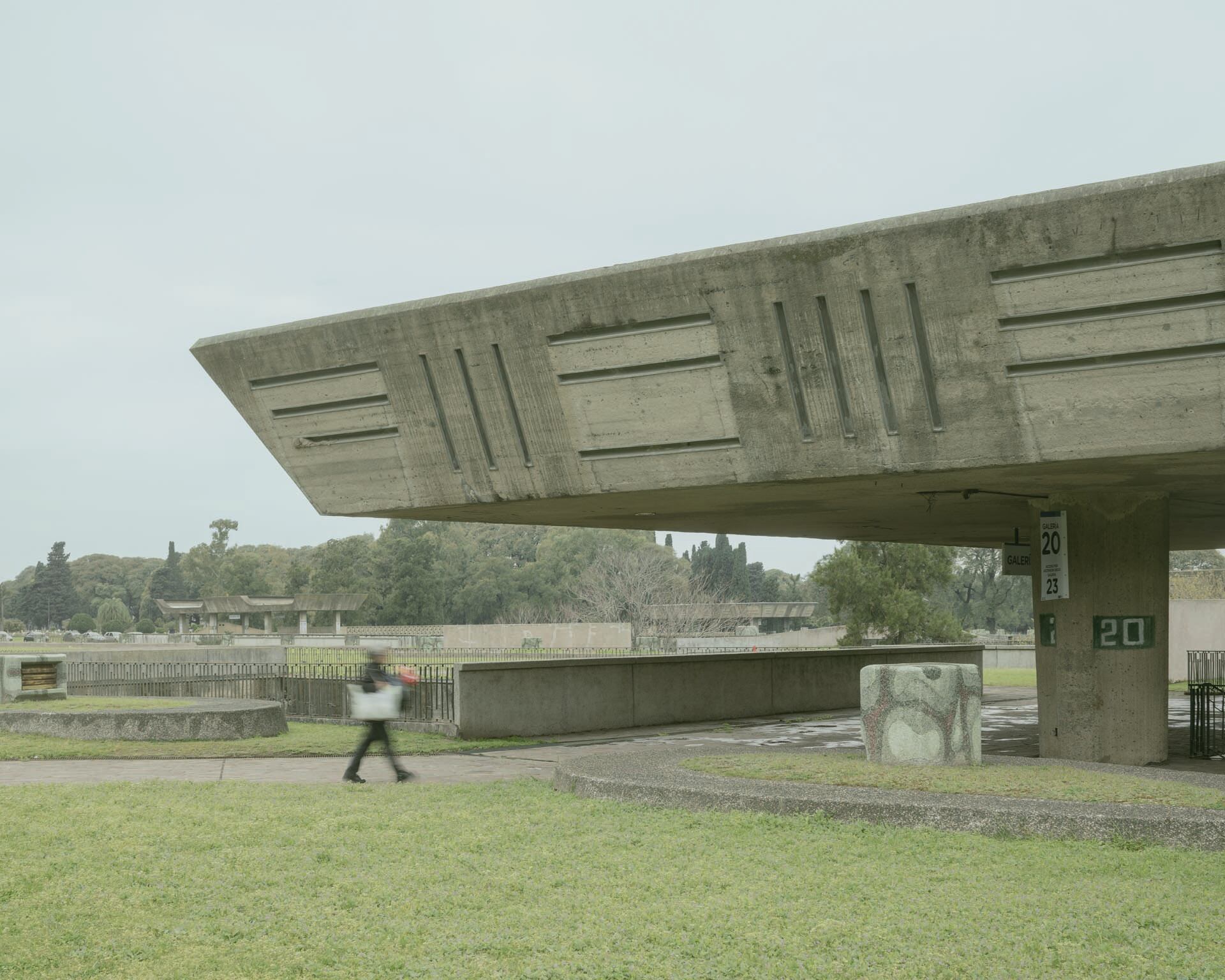 La arquitecta Ítala Fulvia Villa lideró el diseño del panteón subterráneo, revolucionando el concepto de espacio funerario en la ciudad (© Federico Cairoli - ArchDaily)