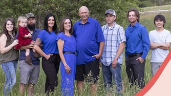 Rodeada de parientes redescubiertos y amigos cercanos, Shirley construyó una nueva familia basada en la aceptación y el apoyo mutuo (Facebook)