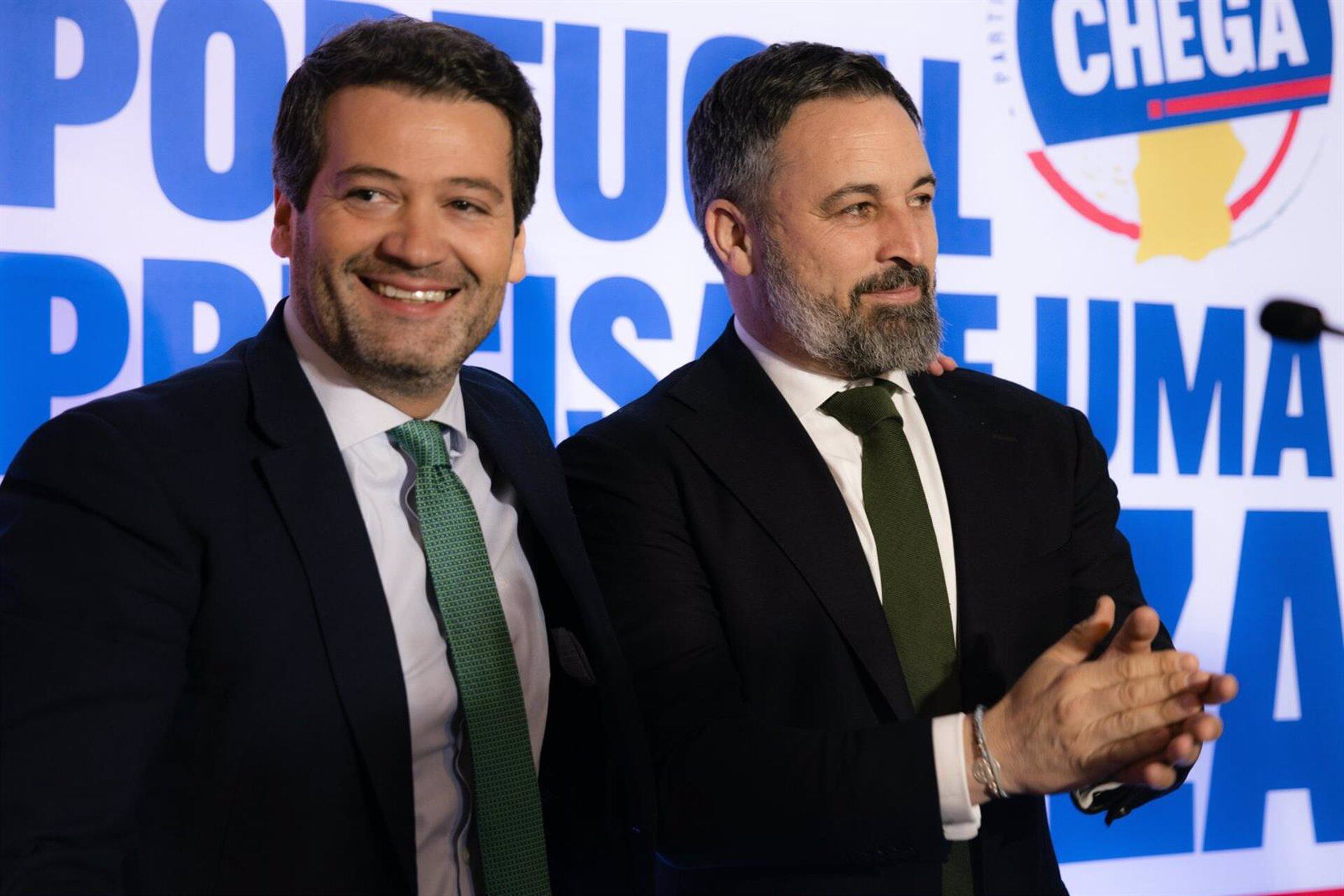El líder de Chega, Andre Ventura, junto al presidente de Vox, Santiago Abascal. (Europa Press)