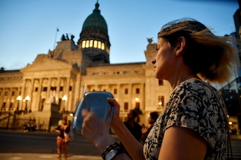 Una mujer protesta en Buenos
