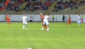 La falta de Paolo Guerrero sobre Jonathan Bilbao que le costó la tarjeta amarilla en César Vallejo vs Cusco FC. - captura: L1 MAX