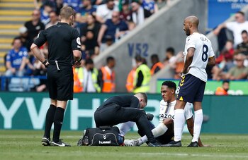 Yerry Mina recibe atención médica