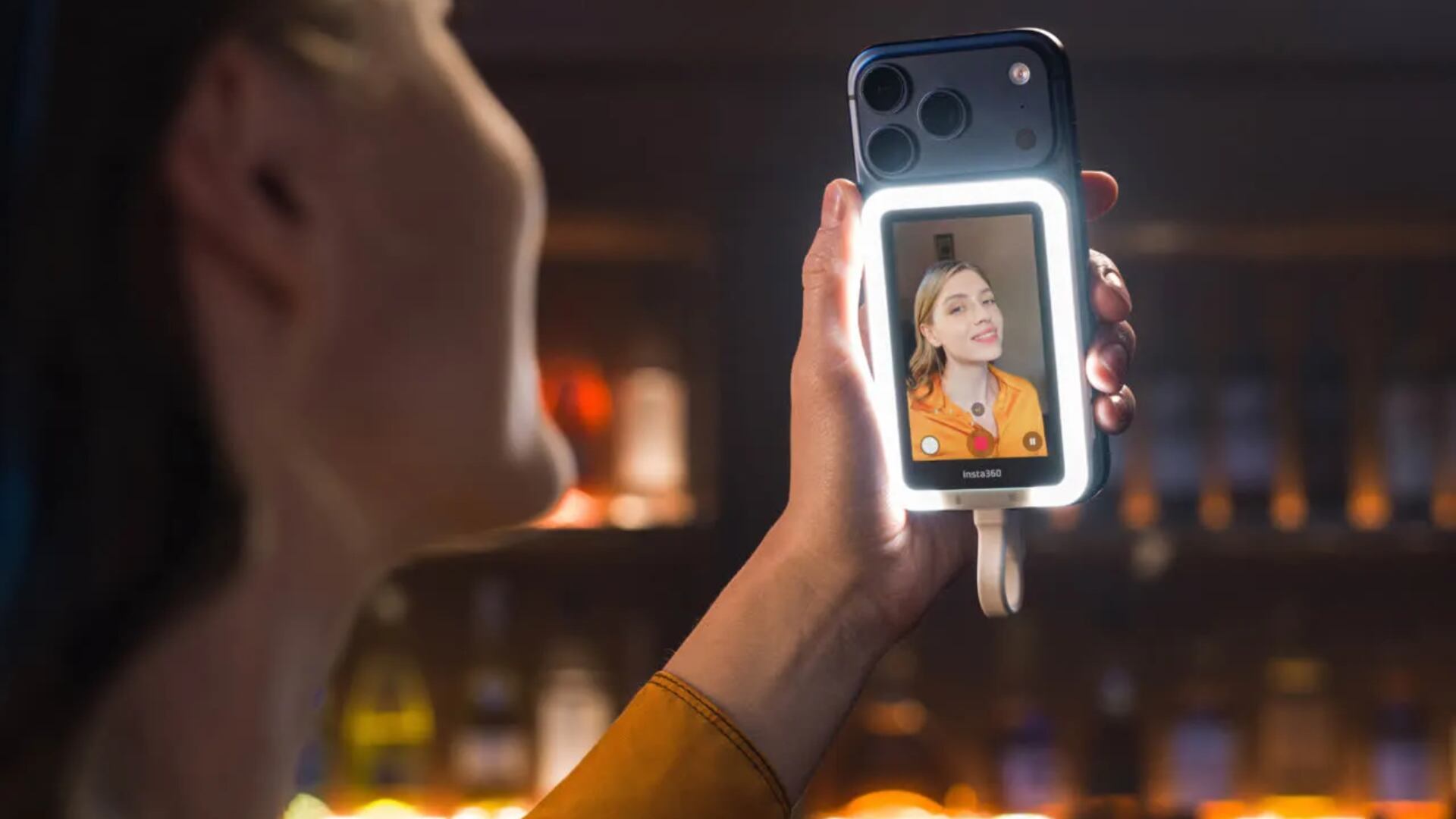El nuevo accesorio ofrece una pantalla auxiliar táctil y funciones de iluminación para mejorar encuadre y calidad (Insta360)
