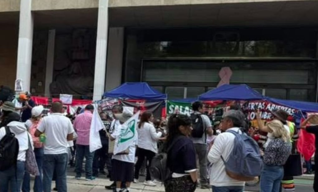 Por la presencia de manifestantes, no es posible la circulación por los carriles laterales de Paseo de la Reforma.
Crédito: X/ @OVIALCDMX