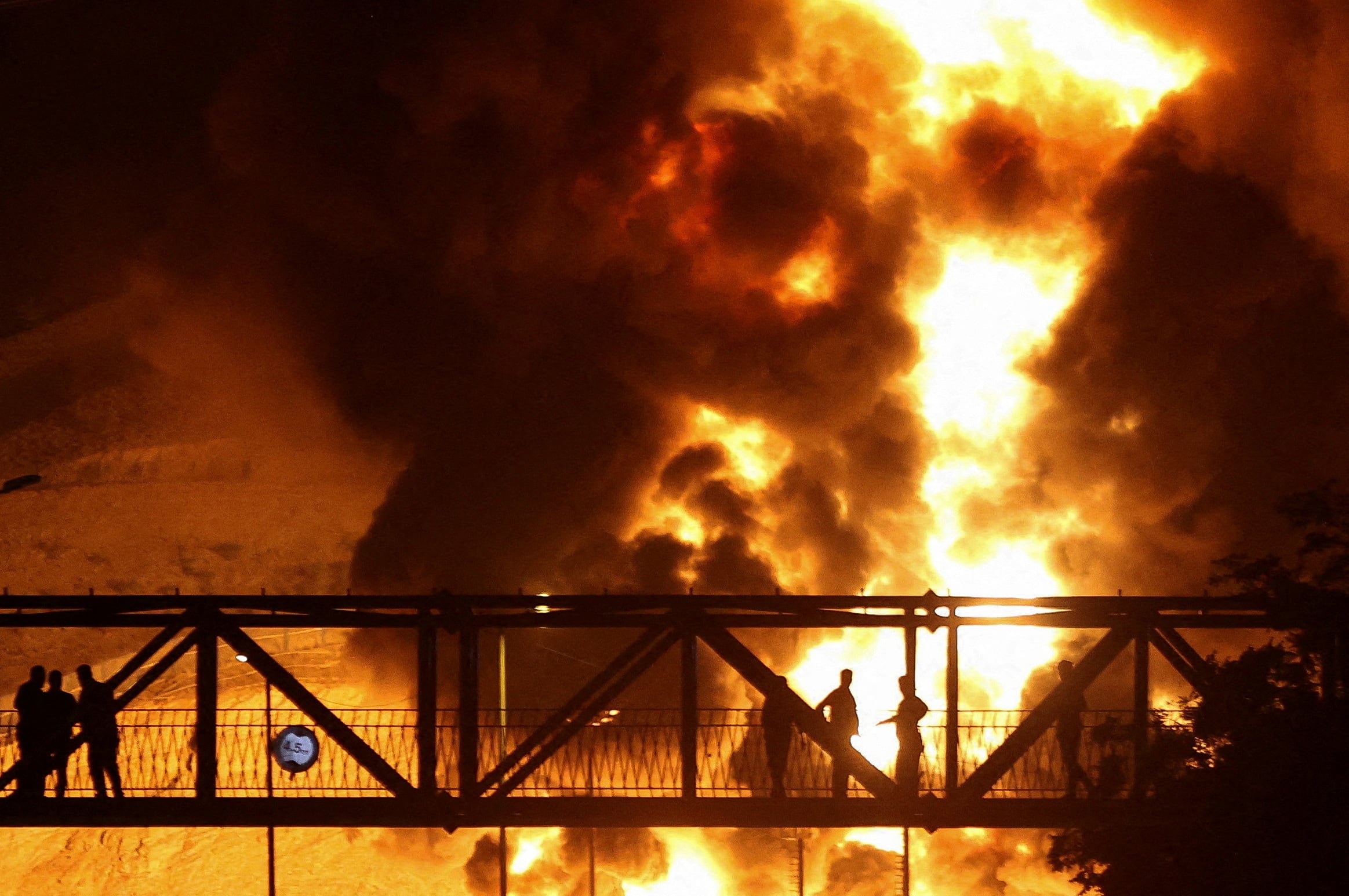 Un incendio arrasa el depósito petrolero de Shahran, en Teherán, tras un ataque israelí (Majid Asgaripour/WANA via REUTERS)