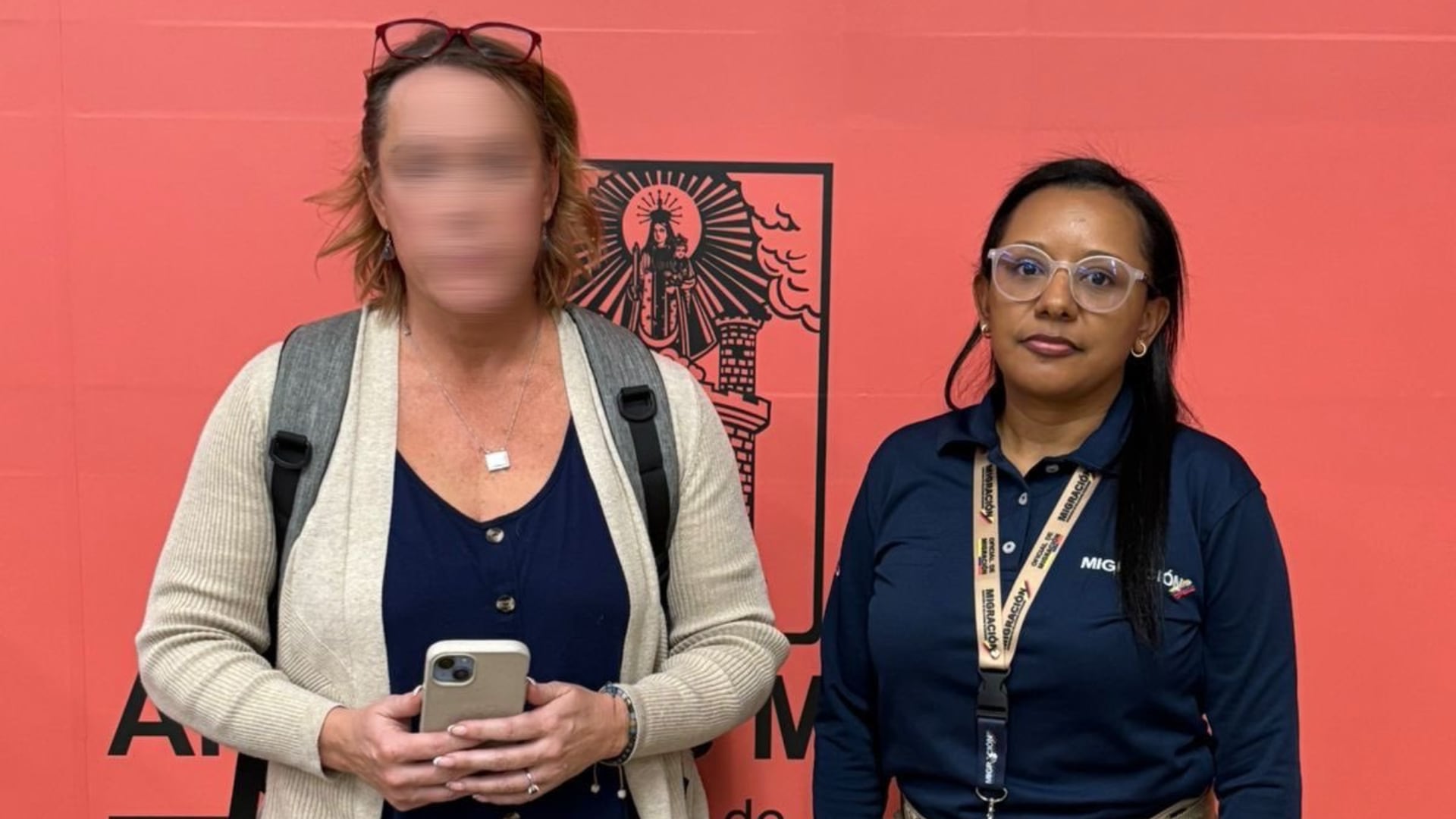 Ciudadana estadounidense fue inadmitida en Medellín: es requerida por el delito de pedofilia - crédito @MigracionCol/X