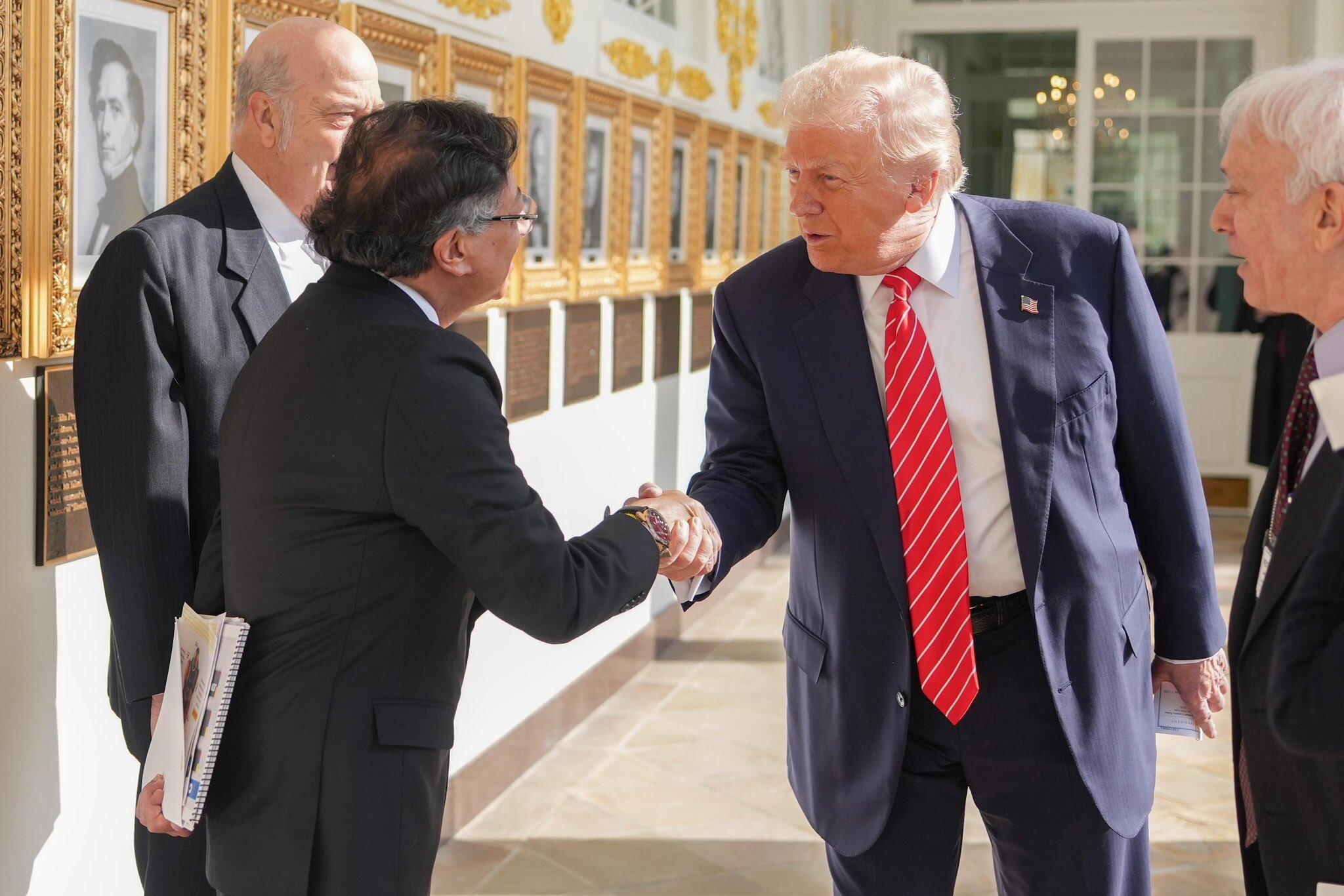 Gustavo Petro y Donald Trump se saludan al interior de la Casa Blanca - crédito Juan Diego Cano/Presidencia