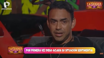 Primer plano de Diego Chavarri, un hombre de tez oscura y cabello corto, vistiendo una camiseta negra y cadena, con una expresión seria y pensativa en un set de televisión