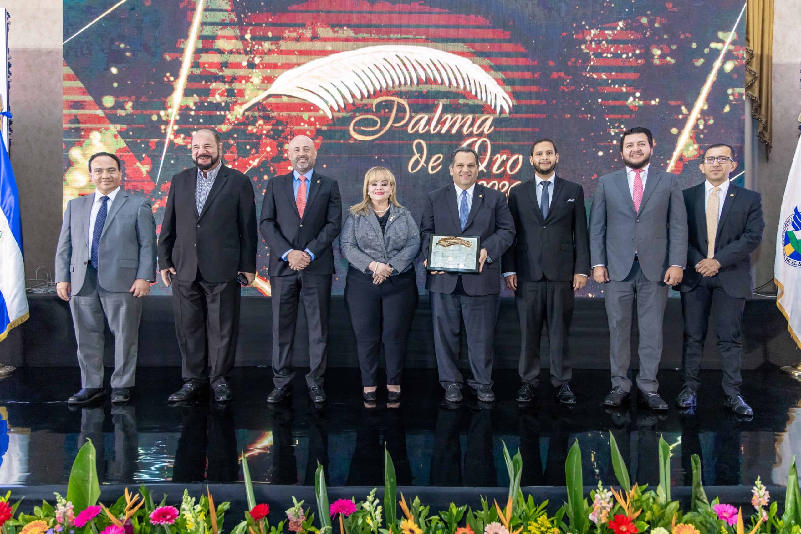 La distinción reconoce a quienes han contribuido al progreso económico y social del país.