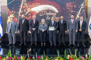 La distinción reconoce a quienes han contribuido al progreso económico y social del país.