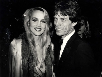 Hall describe sus años de fiestas y vida nocturna en Studio 54, donde el glamour y la moda marcaron tendencia en la escena cultural (ALAN DAVIDSON)