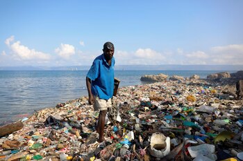 Un pescador regresa a una orilla llena de basura en la empobrecida zona de Nan Palan de Port-de-Paix, Haití, 31 de enero de 2020 (REUTERS/Valerie Baeriswyl)