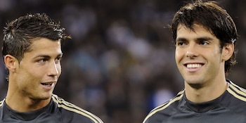 Kaká sonríe y se frota los ojos con los puños, al lado de Cristiano Ronaldo de espaldas con la camiseta blanca del Real Madrid y el número 9