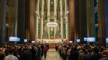 'Cantaires' con símbolos independentistas fueron "invitados a salir" de la Sagrada Família