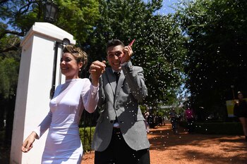 A la salida del rosedal a Camila y Matías sus familiares les arrojaron arroz como a todos los recién casados