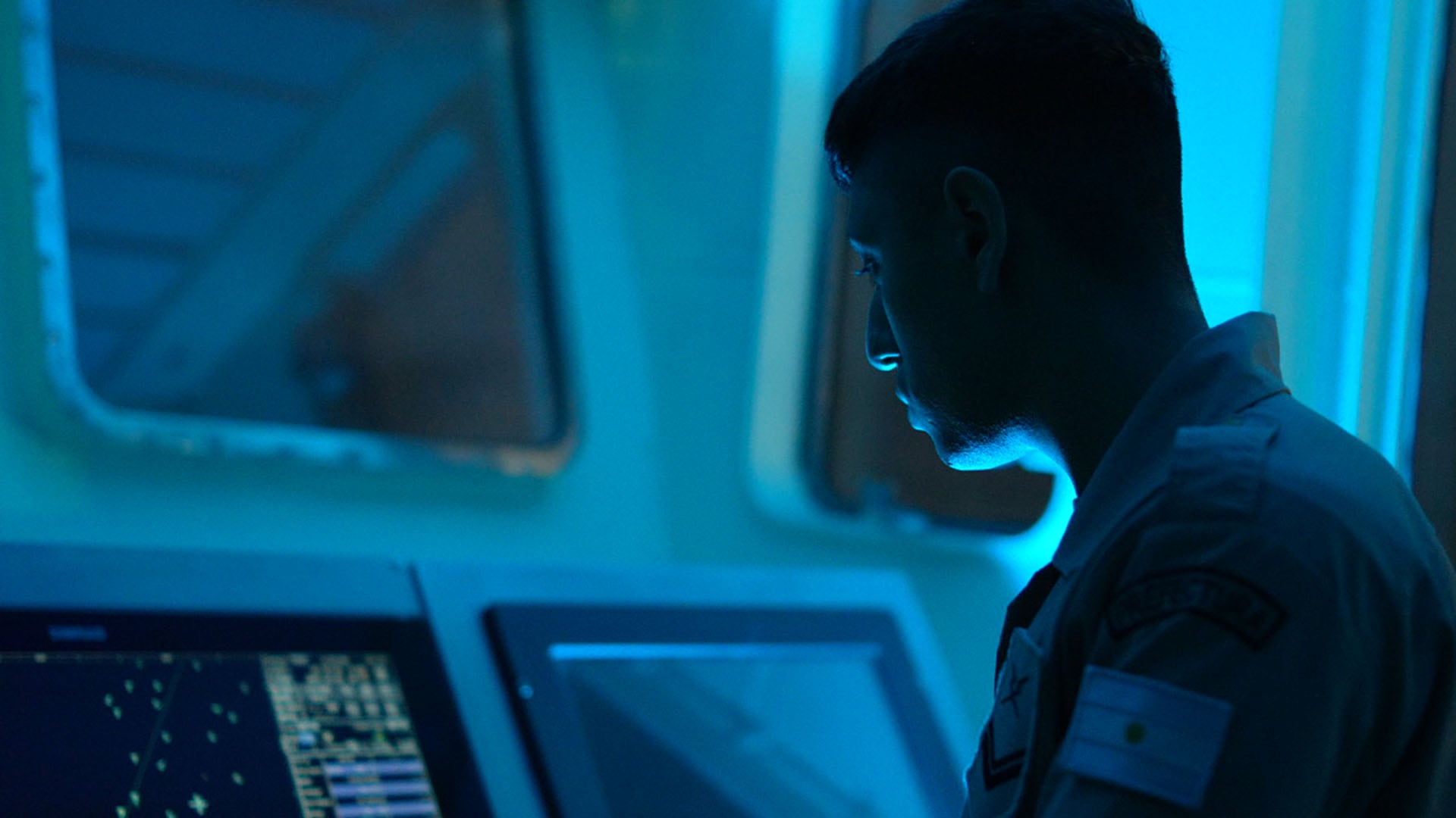 Un efectivo observa posición y movimiento de buques en el Mar Argentino y en la Milla 201