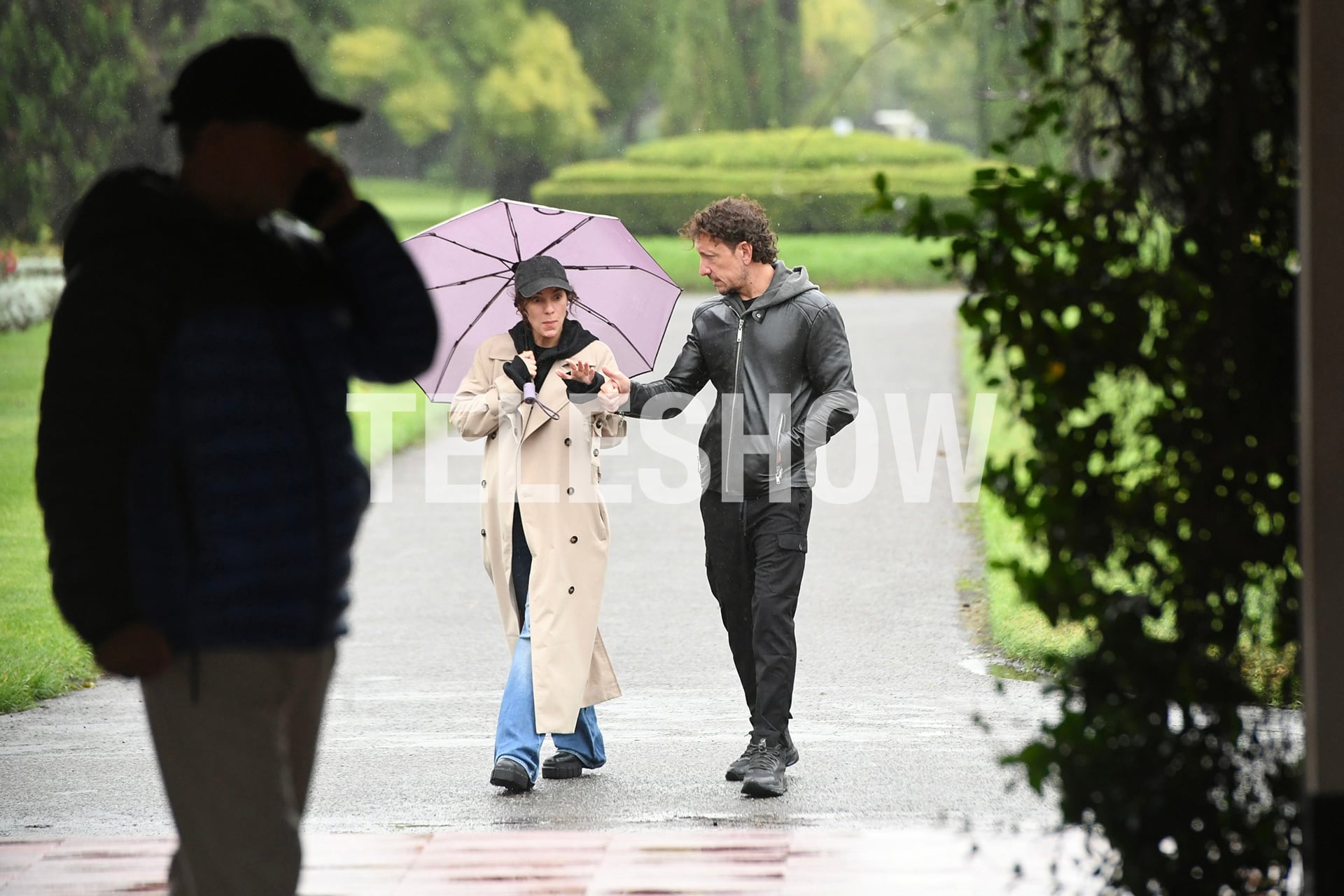 Accardi y Vázquez caminaron juntos bajo la lluvia en el cementerio de Pilar, donde despidieron a Alejandro Farrell junto a figuras del espectáculo