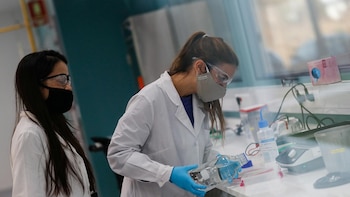Así trabajan en mAbxience en la producción de la vacuna contra el COVID-19