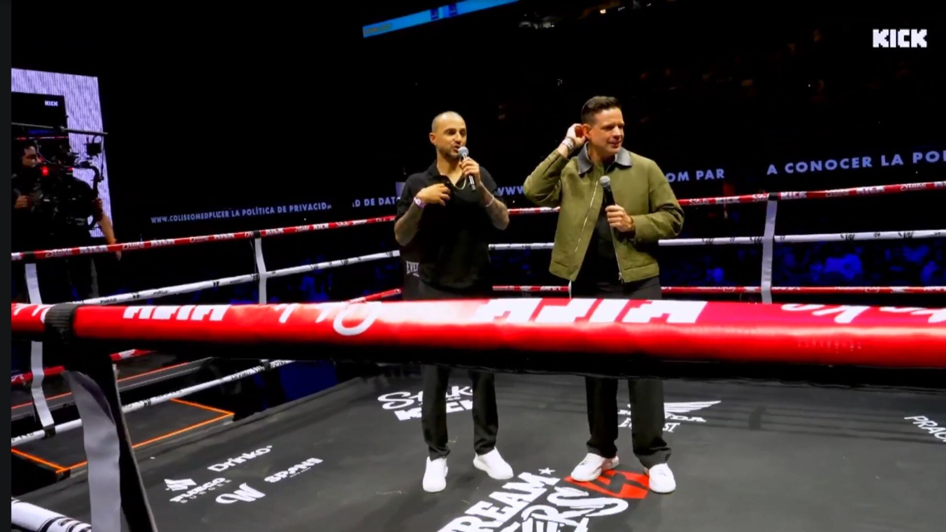 Los presentadores ya se encuentran arriba del ring para el inicio de las peleas del Stream Fighters 4.