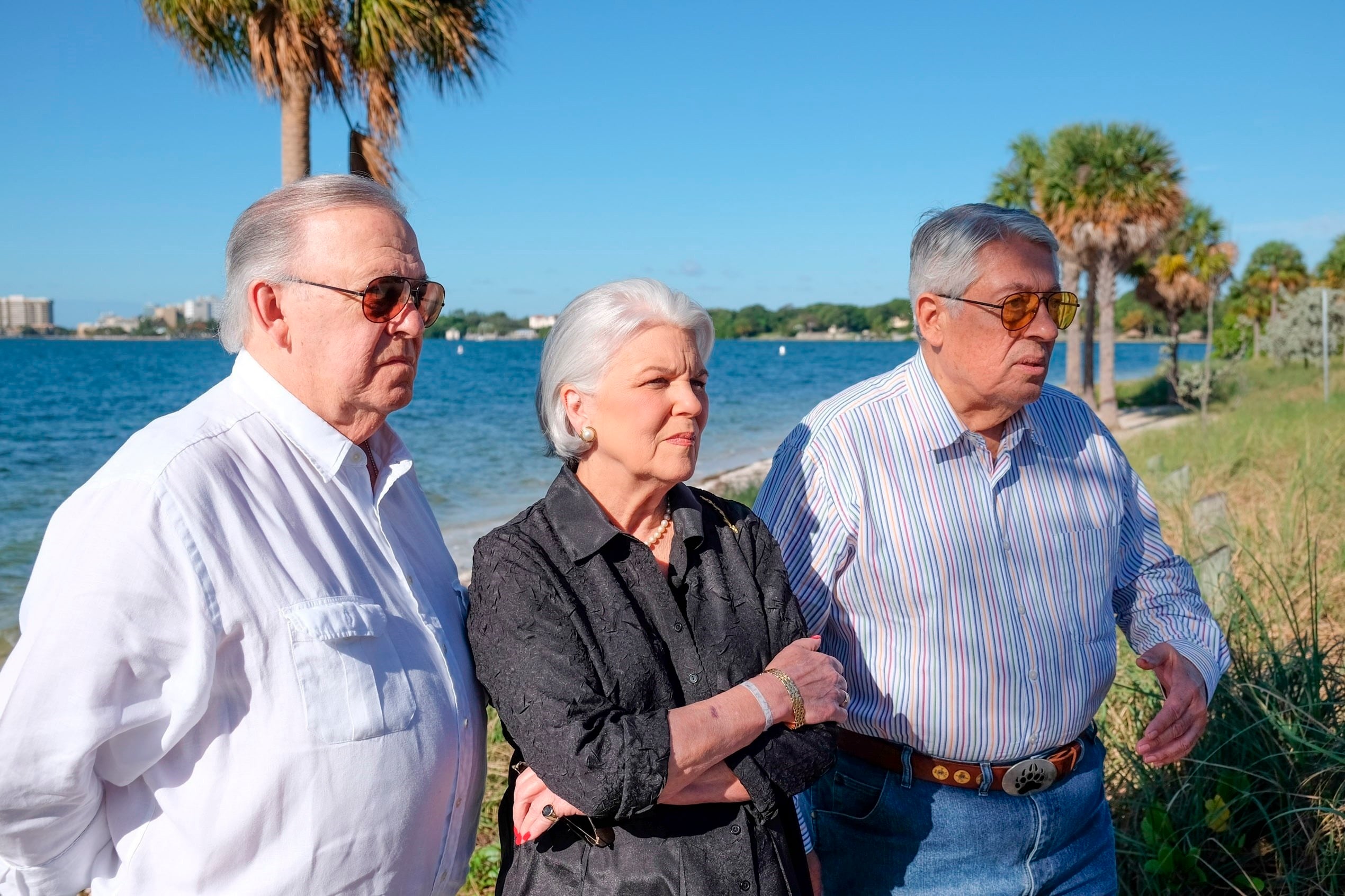 Fotografía de archivo fechada el 23 de febrero de 2016 donde aparece el presidente de Hermanos al Rescate, José Basulto (d), la presidenta de Madres contra la Represión (MAR), Silvia Iriondo (c), y Arnaldo Iglesias (i), todos sobrevivientes del ataque de MiG cubanos contra tres avionetas de Hermanos al Rescate (EFE/Gastón de Cárdenas/Archivo)