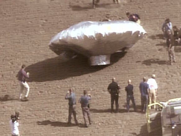 El momento del aterrizaje del globo en aquel octubre de 2009. Los medios pusieron helicópteros para seguirlo (Netflix)