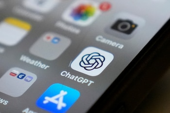 Ciberdelincuentes crean apps falsas para robarle a usuarios. (AP Foto/Kiichiro Sato, archivo)
