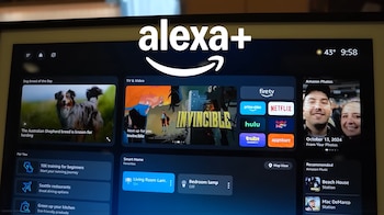 Pantalla de televisión con interfaz Alexa+ que muestra contenido multimedia, fotos, control de hogar inteligente, recomendaciones y el clima