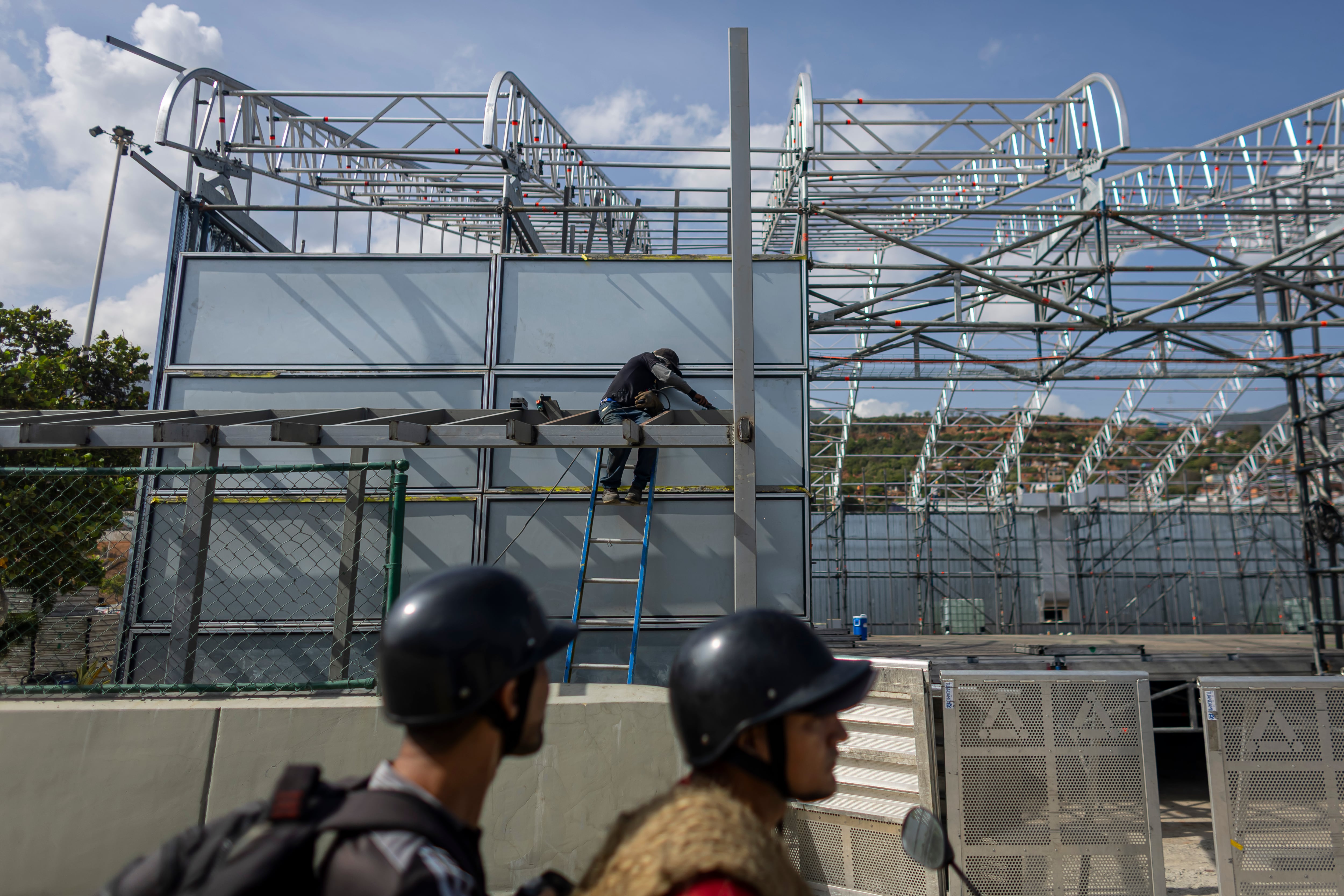 La reapertura de Maiquetía operará con terminales provisionales mientras continúa la recuperación de las estructuras afectadas en la terminal aérea de Venezuela. (EFE/ Miguel Gutiérrez)