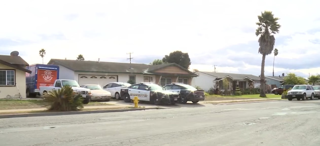 El domicilio donde ocurrió el asalto fue vigilado durante días por el atacante antes de irrumpir disfrazado de repartidor (KSBW Action News 8)