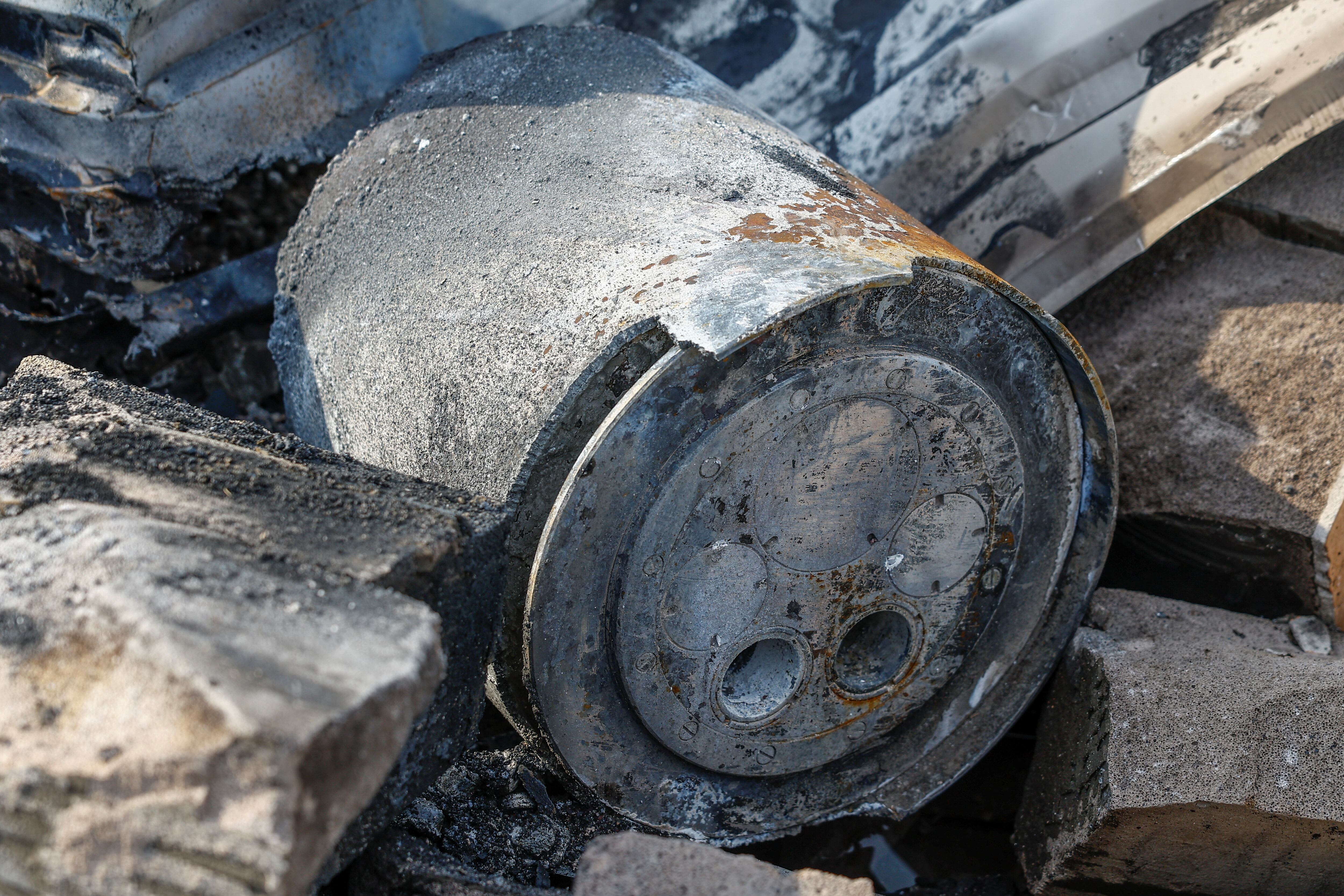 Una parte de la cola de un misil Kh-101 se ve entre los escombros de un complejo deportivo de una universidad dañado durante un ataque ruso, en medio del conflicto Rusia-Ucrania, en Kiev, Ucrania, el 2 de septiembre de 2024. (REUTERS/Valentyn Ogirenko)