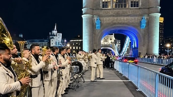 Fans de Banda El Recodo alarmados por posibles multas en Londrés tras intervención de la policía en su show callejero
