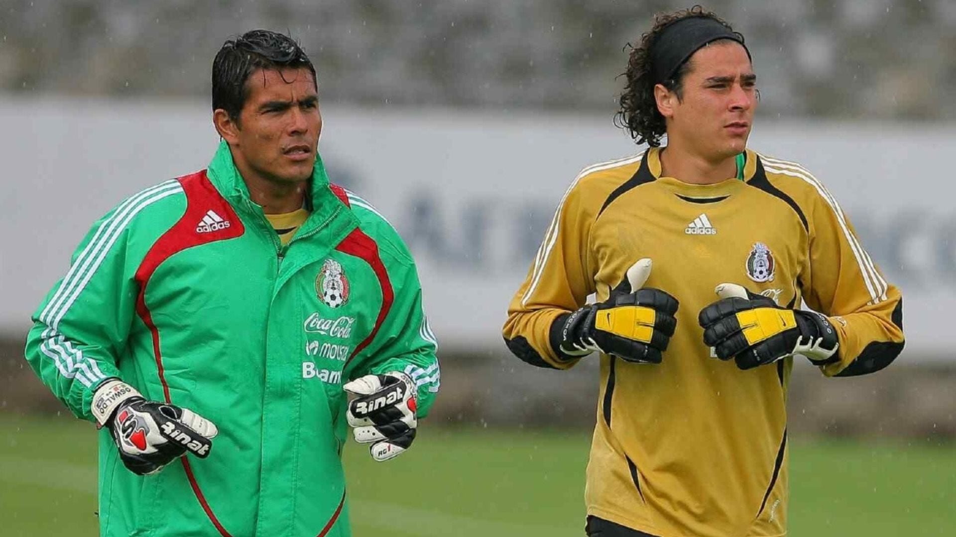 Oswaldo Sánchez y Guillermo Ochoa antes tenían una buena relación, pero ahora ni se hablan. (Mexsport)